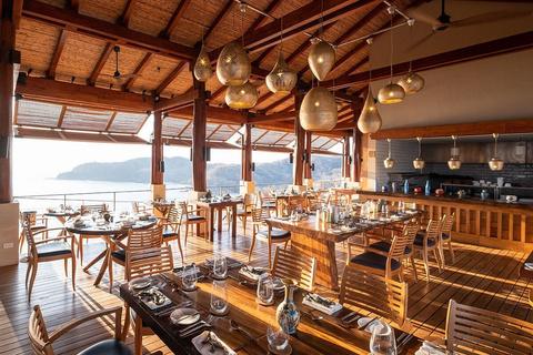 Sentido Norte cliffside dining